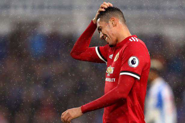 Manchester United : Deux défenseurs vers la sortie ?