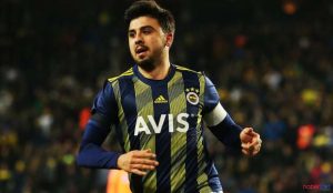 Tottenham a supervisé un international turc