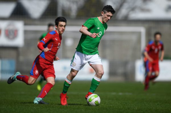 Arsenal et Chelsea ciblent un jeune buteur irlandais