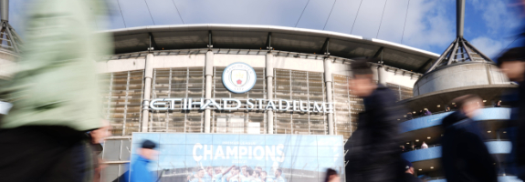 Les fans arrivent avant le match de Premier League à l'Etihad Stadium ©IMAGO / PA Images