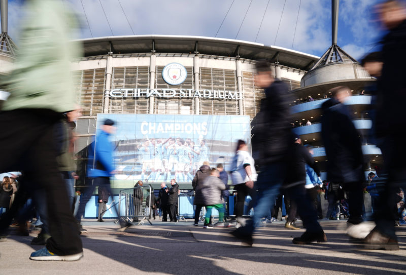 Les fans arrivent avant le match de Premier League à l'Etihad Stadium ©IMAGO / PA Images