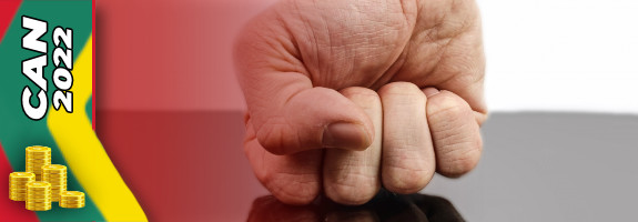 CAN 2022 Etoo tape du poing sur la table