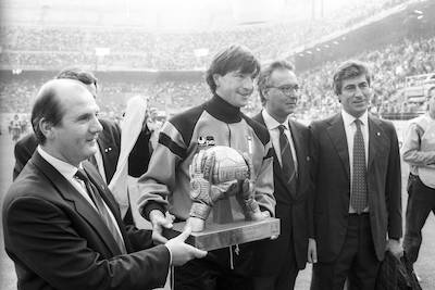 Remise du trophée de meilleur gardien par l'IFFHS.