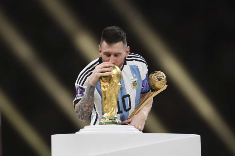 Lionel Messi embrassant la coupe du monde @IMAGO