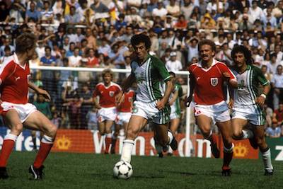 Mustapha Dahleb avec la sélection Algérienne contre la Mannschaft en 1982.