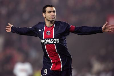 Pauleta célébrant un but sous les couleurs du Paris Saint-Germain lors de la saison 2005/2006 de Ligue 1.