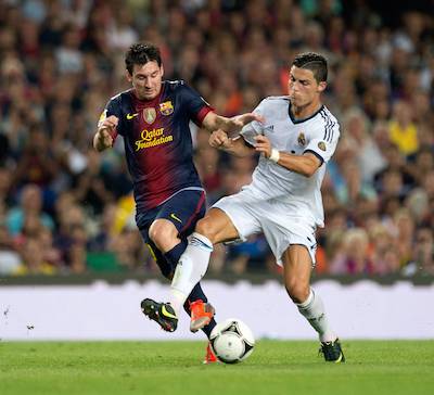 Duel entre Lionel Messi et Cristiano Ronaldo lors d'un Clásico entre Barcelone et le Real Madrid. Meilleur buteur de tous les temps.
