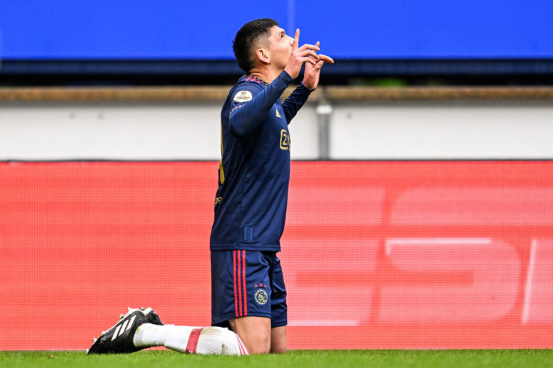 Eson Alvarez avec les jeunes de l'Ajax @IMAGO