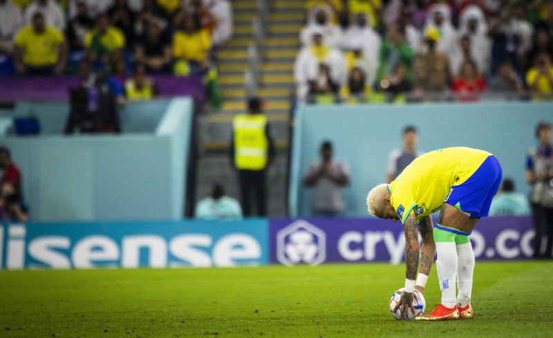 Neymar posant le ballon sur le point de penalty.
@IMAGO