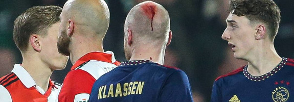 Davy Klaassen frappé par un briquet !