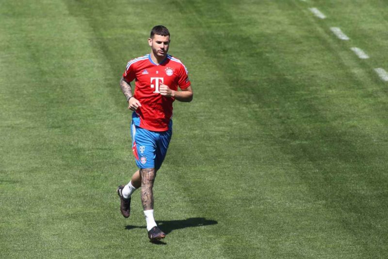 Le PSG et le Bayern prêts à se faire la guerre pour un défenseur international français