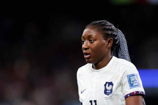 Officiel : après avoir marqué un triplé spectaculaire pour L’Équipe de France, un attaquant du PSG rejoint Lyon