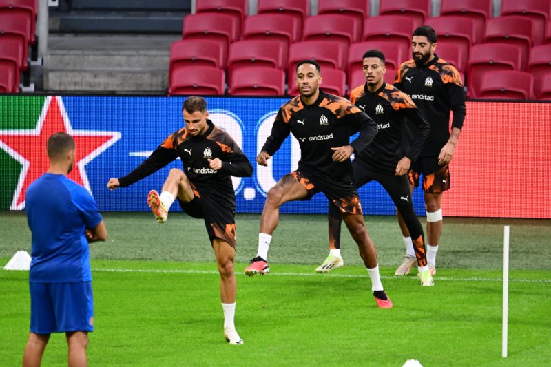 Azzedine Ounahi avec ses coéquipiers à la Johan Cruijff ArenA avant d'affronter d'Ajax. ©Imago/ANP