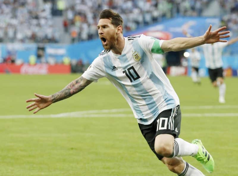 Lionel Messi, joueur le plus titré du monde, et récent vainqueur de la Coupe du Monde au Qatar.
