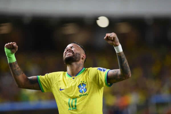 Neymar bat le record legendaire du Brésil de Pelé