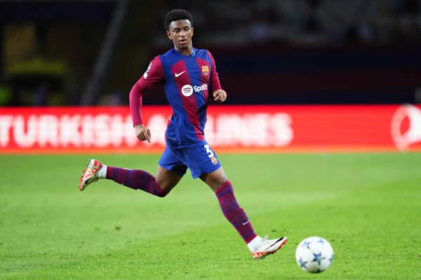 Manchester United : un défenseur déniché au FC Barcelone ?