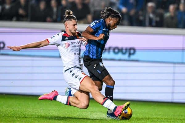 Manchester United : un international roumain pour renforcer la défense ?