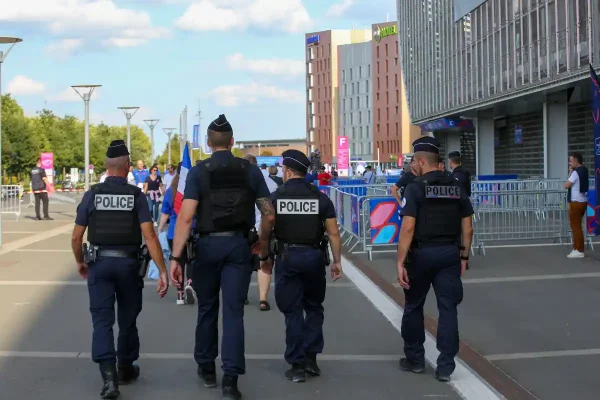 Coupe de France: Péage en feu, bus incendié, huit policiers blessés en route pour la finale