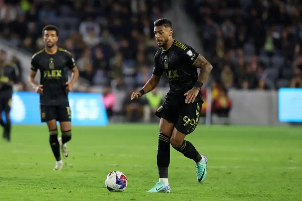 Denis Bouanga : un retour en Ligue 1 cet hiver ?