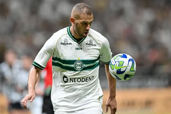 Officiel: Islam Slimani quitte Coritiba