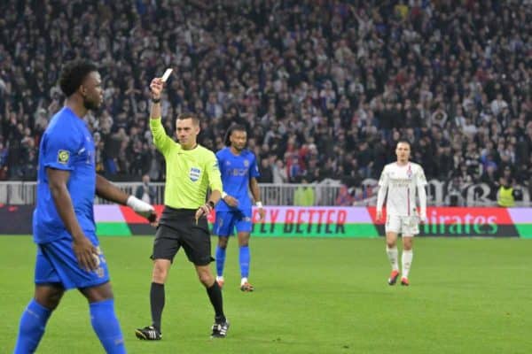 Arbitres de Ligue 1: le scandale qui secoue le foot français