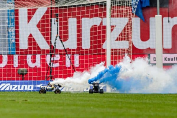 Fumigène sur une voiture télécommandée : protestation explosive et folle en Bundesliga 2