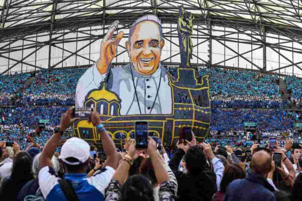 L&rsquo;Orange Vélodrome: Terre sacrée de l&rsquo;OM post-visite Papale