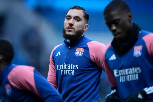 Rayan Cherki en route pour un transfert, mais  où ?