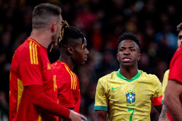 Twitter: Vinicius voulait danser avec Aymeric Laporte en plein match ?!