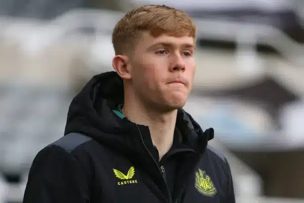 Newcastle United: Lewis Hall signe définitivement chez les Magpies (officiel)