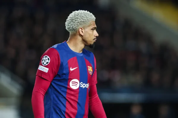 Barcelone: La mise au point énigmatique de Ronald Araujo sur son avenir