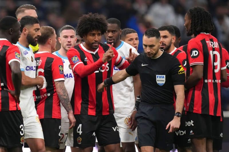 2X3548M Nice's Dante argues with referee Jeremie Pignard during the French League One soccer match between Olympique de Marseille and Nice at the Velodrome stadium in Marseille, south of France, Wednesday, April 24, 2024. (AP Photo/Daniel Cole)