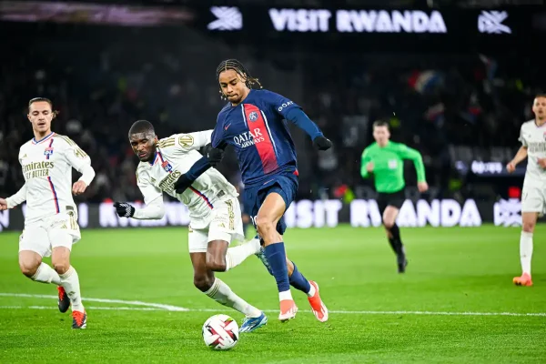 Un ancien buteur de l’OL vole au secours de Bradley Barcola