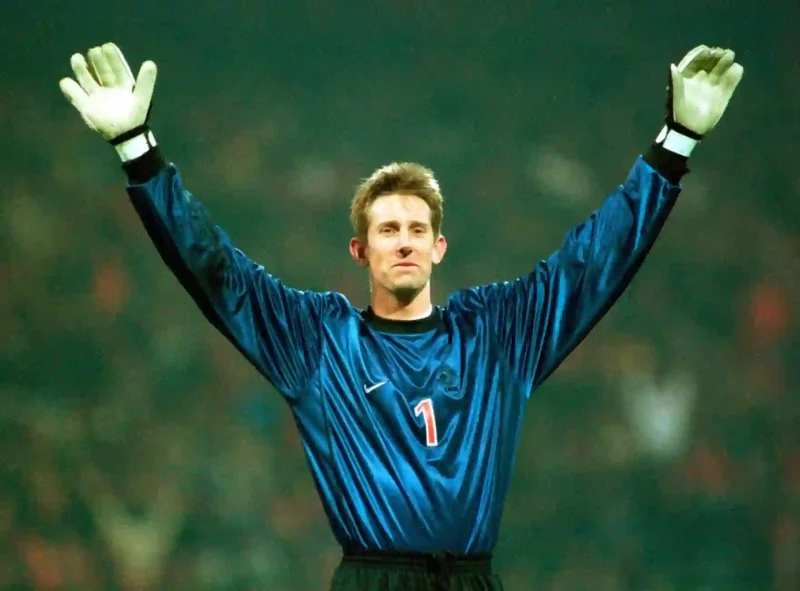 Edwin van der Sar avec les Pays-Bas. Le géant néerlandais a sa place parmi les meilleurs gardien.