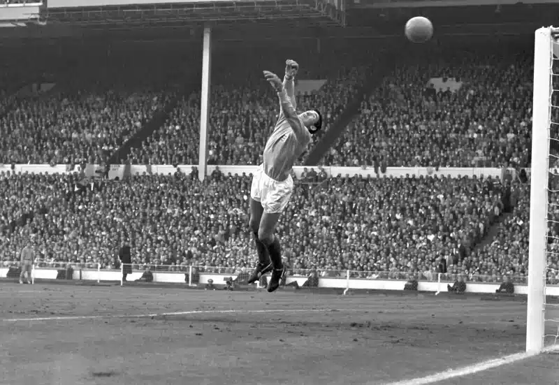 Gordon Banks réalisant un arrêt avec l'Angleterre. Un geste réalisé par les meilleurs gardien