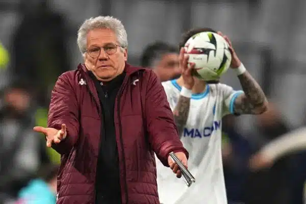 Arbitrage scandaleux à Metz: Bölöni explose après la défaite contre Rennes