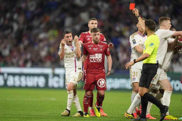 Ligue 1 : L’arbitrage en question dans le duel OL contre Brest