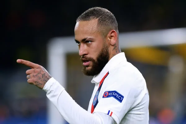 Neymar se fait démonter par un employé du PSG