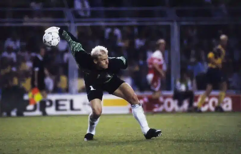 Peter Schmeichel relance à la main avec le Danemark. Il figure parmi les meilleurs gardien