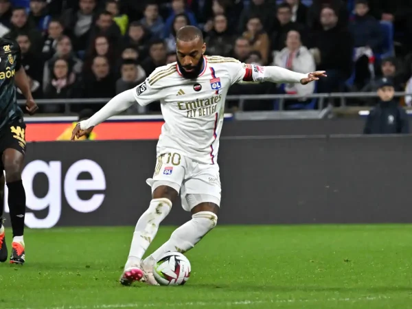 Alexandre Lacazette plus « capitaine » que Nabil Fékir