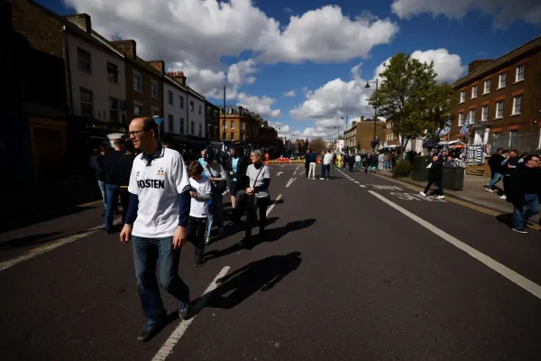Premier League: Le match Tottenham-Nottingham Forest frappé par un drame