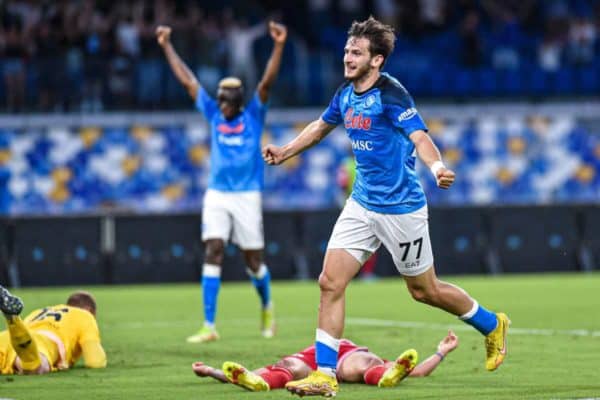Naples poursuit les discussions avec sa star