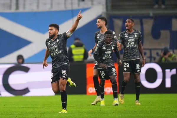 Saint-Étienne (ASSE) rivalise avec le PSG pour un défenseur vétéran de Metz