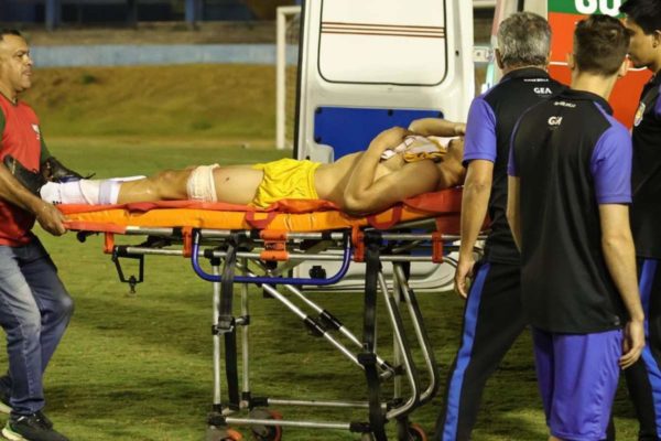 Le gardien Ramon Souza dos Reis se fait tirer dessus par un policier à la fin d'un match