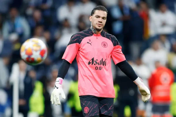 Ederson Moraes file au Fenerbahçe ©Alamy