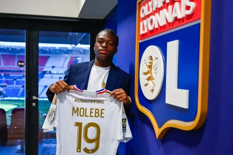 Enzo Molebe prolonge avec l'OL ©Alamy