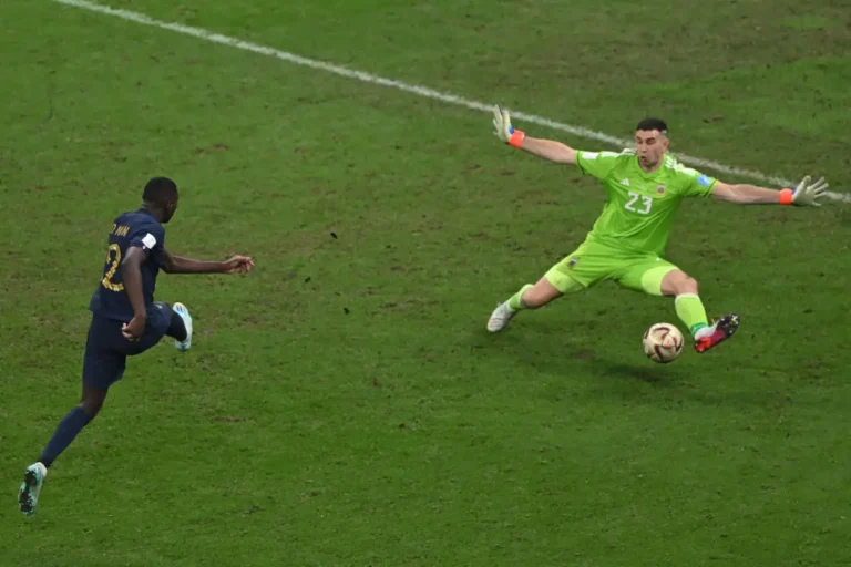 Emiliano Martinez se paie Randal Kolo Muani