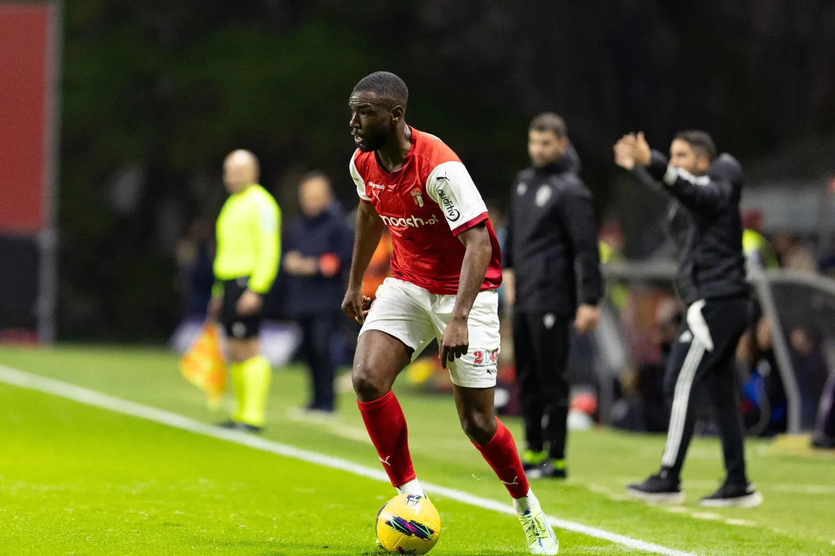 Manchester United : un international malien pour renforcer la défense ?