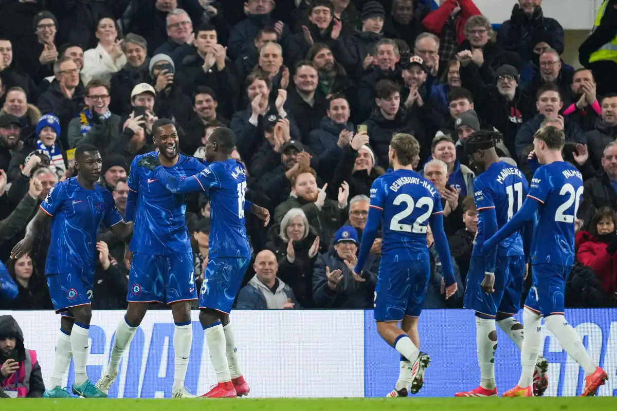 Chelsea se penche sur deux jeunes jumeaux