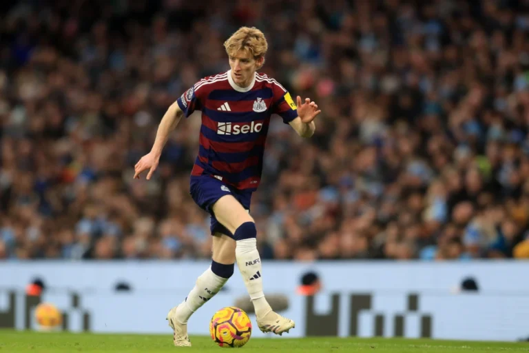 Liverpool se penche sur Anthony Gordon